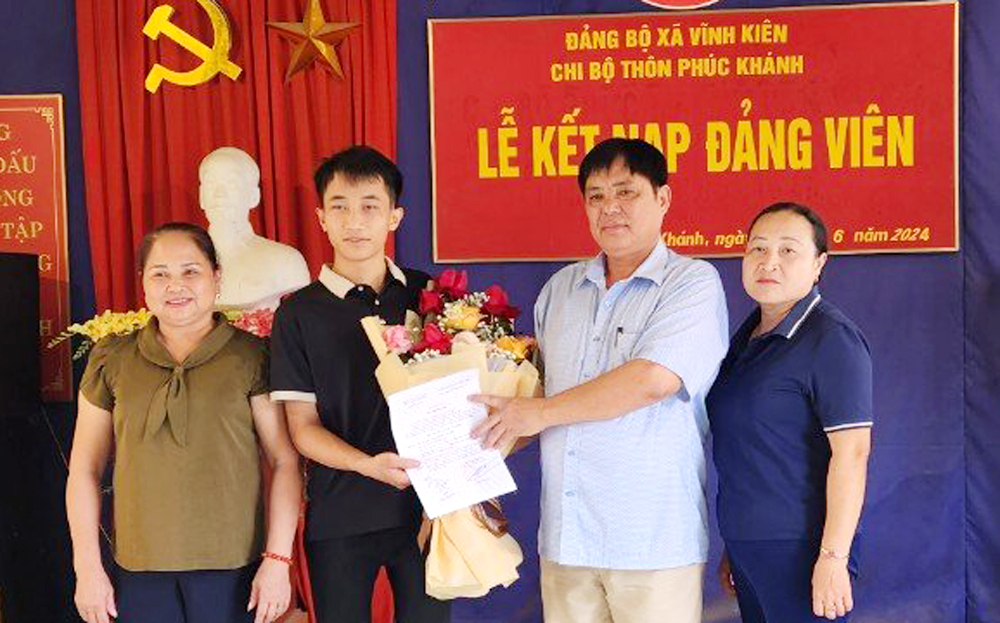 Chi bộ thôn Phúc Khánh, Đảng bộ xã Vĩnh Kiên trao quyết định kết nạp đảng viên mới